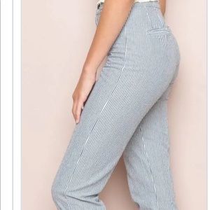 Brandy Melville mid rise cropped pants. Size small